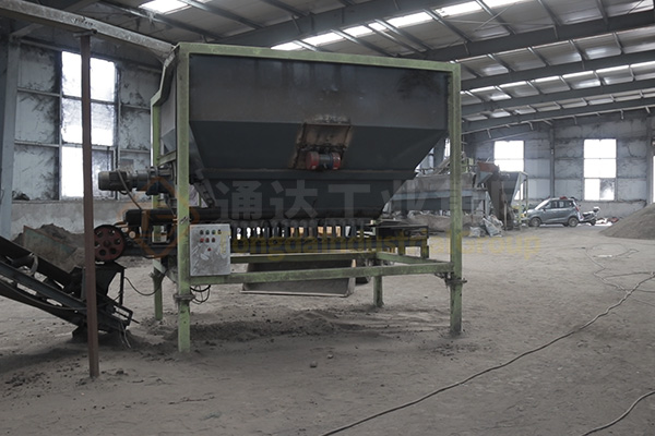 新疆年產十萬噸有機無機復混肥生產線裝車發貨